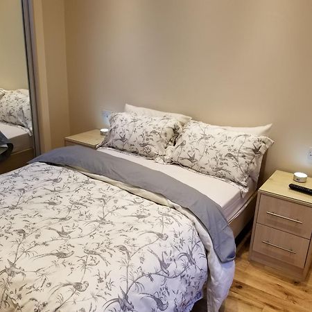 London Luxury Apartment 4 Bedroom Sleeps 12 People With 4 Bathrooms 1 Min Walk From Station Wanstead Zewnętrze zdjęcie