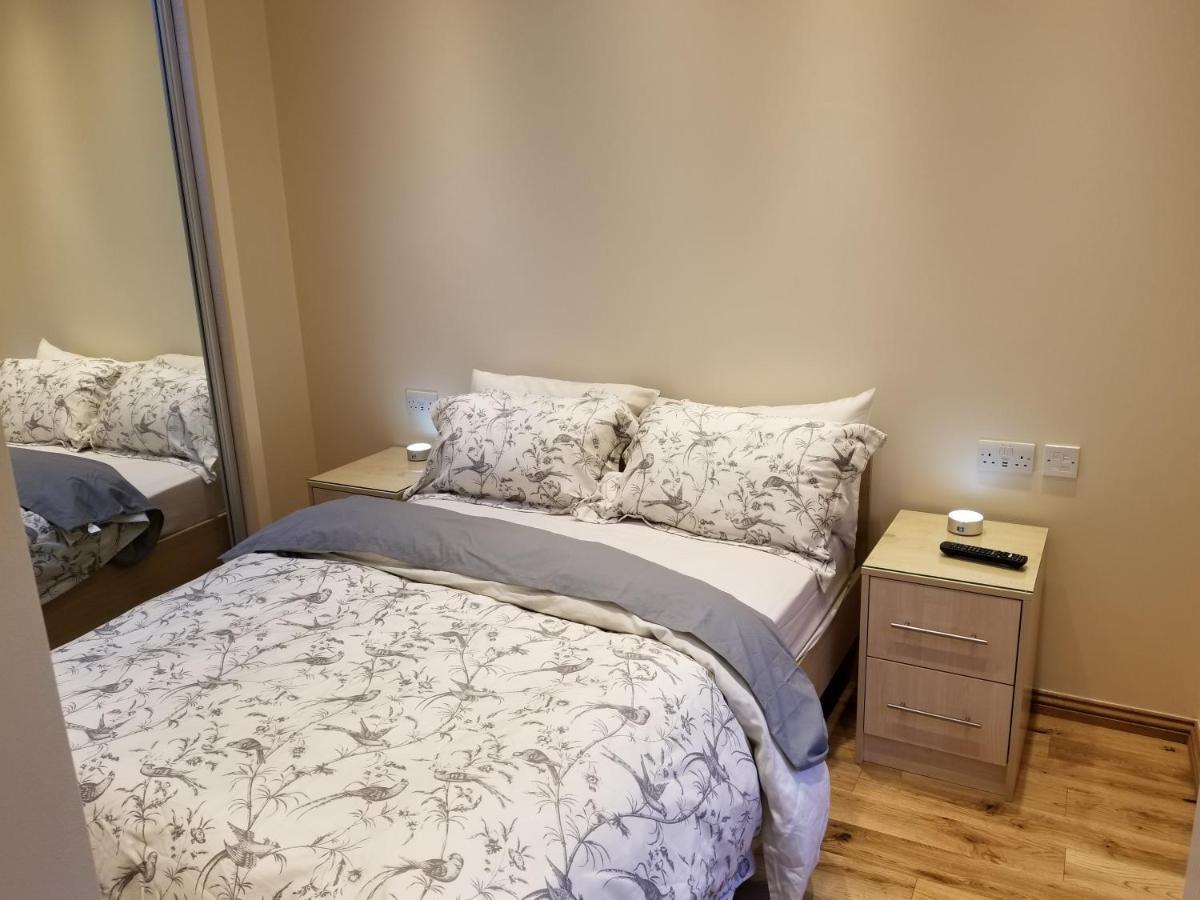 London Luxury Apartment 4 Bedroom Sleeps 12 People With 4 Bathrooms 1 Min Walk From Station Wanstead Zewnętrze zdjęcie