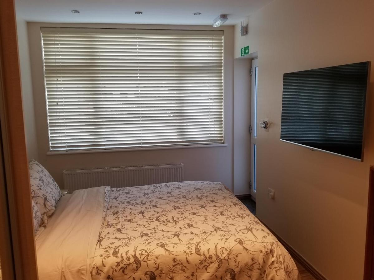 London Luxury Apartment 4 Bedroom Sleeps 12 People With 4 Bathrooms 1 Min Walk From Station Wanstead Zewnętrze zdjęcie