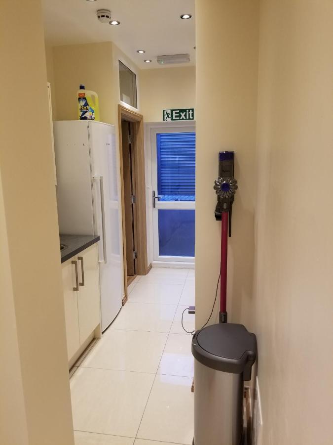 London Luxury Apartment 4 Bedroom Sleeps 12 People With 4 Bathrooms 1 Min Walk From Station Wanstead Zewnętrze zdjęcie
