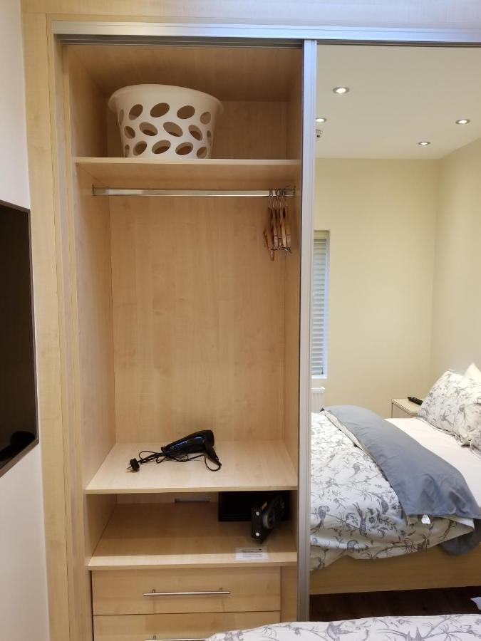 London Luxury Apartment 4 Bedroom Sleeps 12 People With 4 Bathrooms 1 Min Walk From Station Wanstead Zewnętrze zdjęcie