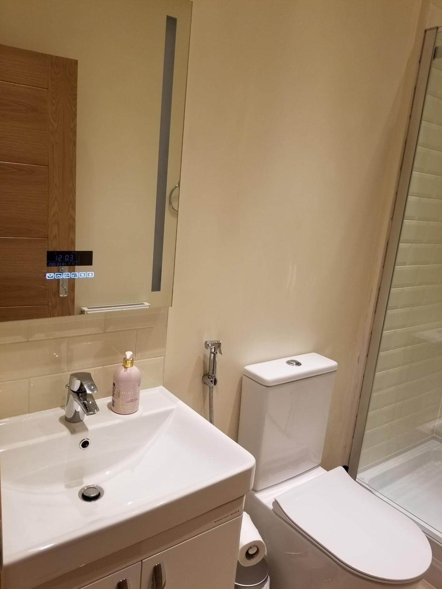 London Luxury Apartment 4 Bedroom Sleeps 12 People With 4 Bathrooms 1 Min Walk From Station Wanstead Zewnętrze zdjęcie